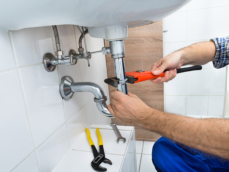 Profesional arreglando un lavabo