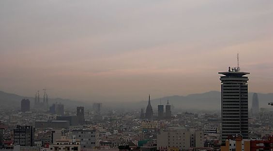 Contaminación en el cielo de Barcelona