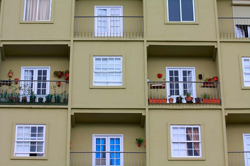 espanyoles compren pisos