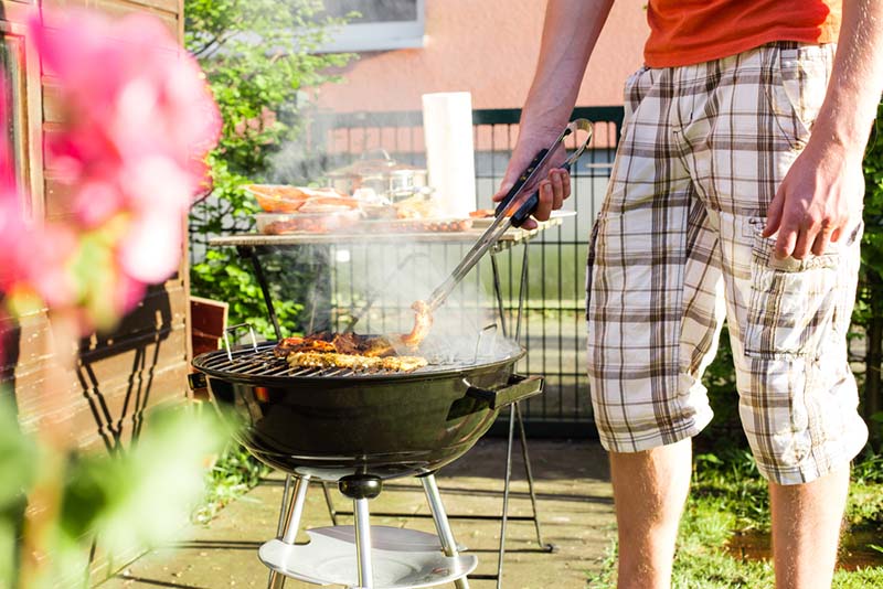 ¿Puedo denunciar a mi vecino por usar la barbacoa?